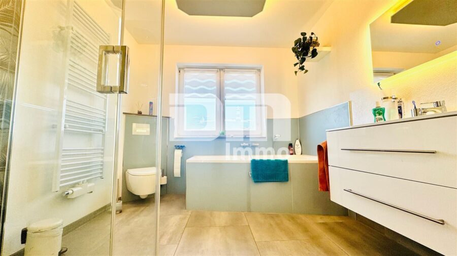 Umfangreich saniertes Einfamilienhaus mit großer Terrasse, Garage, Carport und Einliegerbereich - OG / DG Badezimmer / Wanne / Dusche